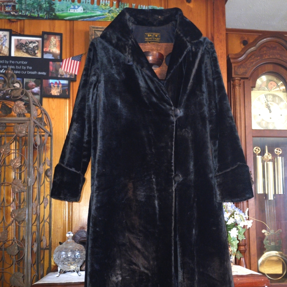 EXTREMELY RARE!! Between 1820-1865 Salts Plush , English made over coat.